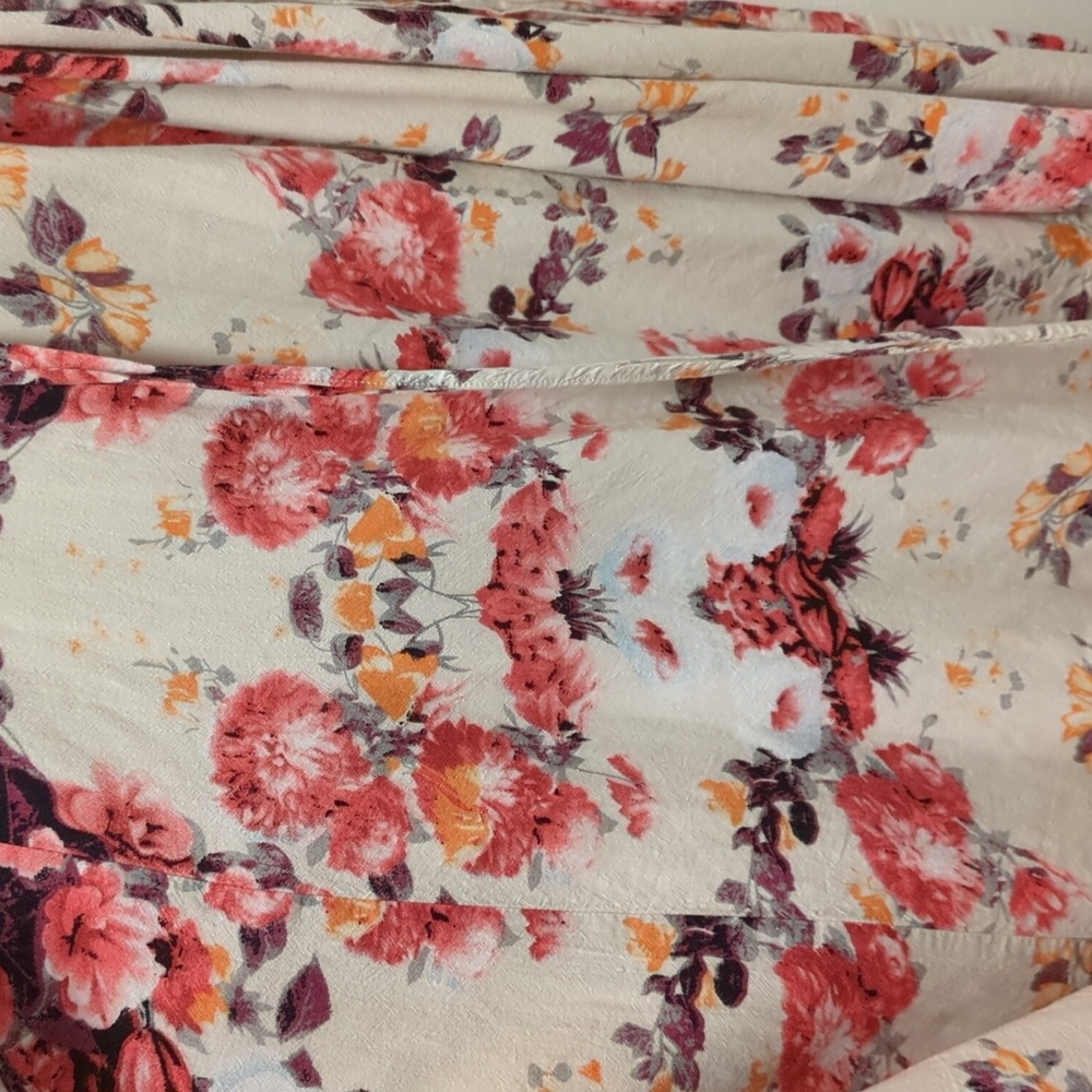 Aakaa Floral Wrap Dress – Boho-Inspired Elegance - Voluminous - Flowy - Delicate - Picture 5 of 12
